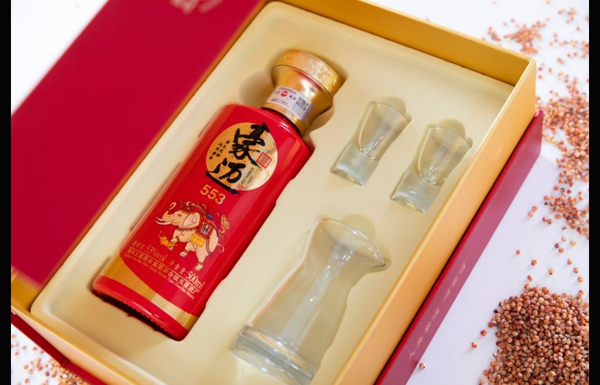 团聚餐桌上的豪迈白酒：文化、情感与社交的交融