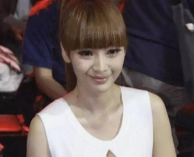 靠丰满身材出道，却也因身材得罪半个娱乐圈，44岁的柳岩现状如何 